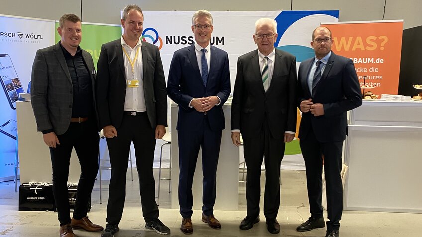 V.l.n.r.: Andreas Hägele, Michael Schmidt, Steffen Jäger, Winfried Kretschmann, Timo Bechtold.  | © Foto: NM