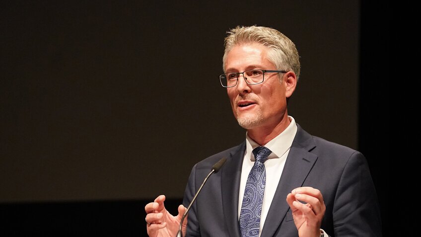 Steffen Jäger bei seiner Rede.  | © Foto: Gemeindetag BW/Michael Kienzler