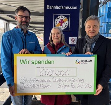 Scheckübergabe von NUSSBAUM an die Bahnhofsmission Stuttgart. | © Foto: Bahnhofsmission Stuttgart