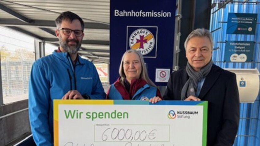 Scheckübergabe von NUSSBAUM an die Bahnhofsmission Stuttgart. | © Foto: Bahnhofsmission Stuttgart