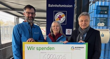Scheckübergabe von NUSSBAUM an die Bahnhofsmission Stuttgart. | © Foto: Bahnhofsmission Stuttgart