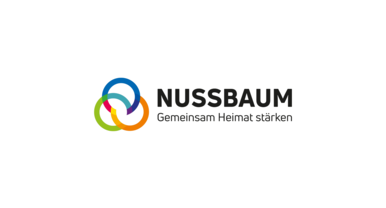 Logo von Nussbaum Medien, rechts davon der Schriftzug "Nussbaum". Darunter steht der Claim "Gemeinsam Heimat stärken".