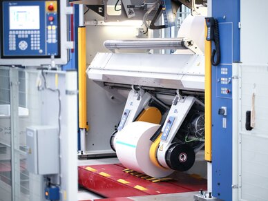 Druckmaschine, Rollenoffset-Maschine Eine Rollenoffset-Maschine im Druckprozess.