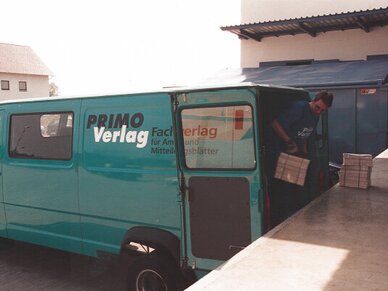 Ein Lieferwagen des Primo-Verlages, der mit frisch gedruckten Amtsblättern beladen wird.