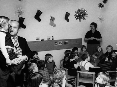 Gründer Oswald Nussbaum besucht den Betriebskindergarten in Weil der Stadt. 