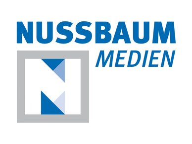 Nussbaum Medien Das erste Logo von Nussbaum Medien in Blau und Silber mit kantigen Elementen.