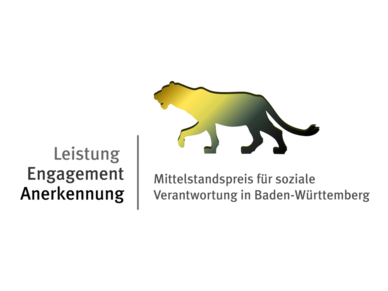 Schriftzug der Organisation mit einem goldschwarzen Leoparden. 