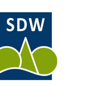 Schriftzug "SDW" in weißer Schrift auf dunkelblauem Hintergrund, darunter illustrierte Bäume aus Dreiecken und Kreisen. 