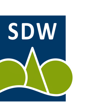 Schutzgemeinschaft deutscher Wald Schriftzug "SDW" in weißer Schrift auf dunkelblauem Hintergrund, darunter illustrierte Bäume aus Dreiecken und Kreisen.