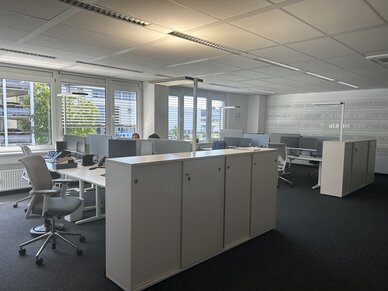 Nussbaum Medien Filderstadt Büro mit weißen Schränken als Raumtrenner, mehreren Schreibtischen und Schreibtischstühlen.